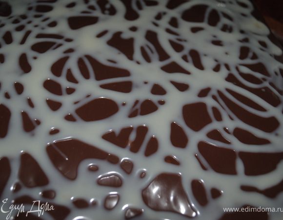 Так же проделываем с белым шоколадом, только им, просто как вам угодно, наносите рисунок на торт.