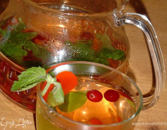 Разлейте чай по чашкам, добавьте мед по вкусу. Получится необыкновенно вкусный, ароматный и полезный зеленый чай с медом!