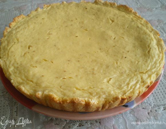 Для приготовления теста потребуется просеять муку, которые необходимо замешать со сливочным маслом. Затем нужно добавить сахарную пудру, щепотку соли, яйцо. После этого размять тесто в глубокой миске и завернуть в плёнку. Пусть оно немного полежит. Для начинки мякоть дыни и груши нарезать на кусочки и смешать в блендере. Получается пюре. Затем добавть творог, яйцо и 2 ст.л. муки и перемешать. Тесто раскатать и уложить в форму, смазанную маслом.Выложить начинку и запекать в духовке 30 - 40 минут.