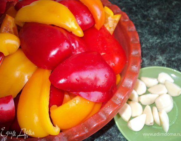 Перец очистить от семян, помыть, разрезать на 4 части. Чеснок почистить, разрезать на пластинки или пополам.