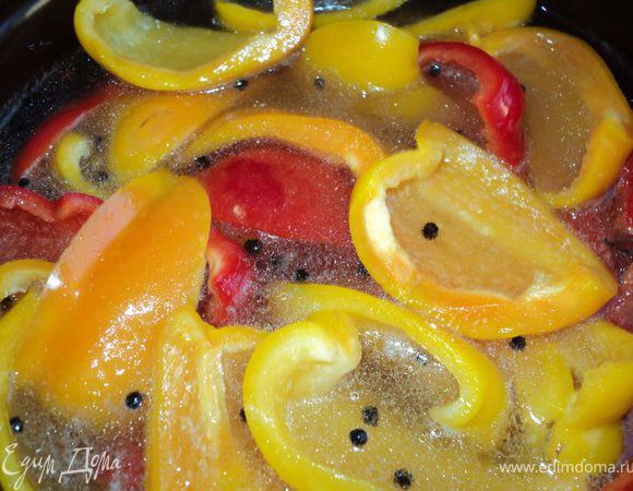 Закипятить маринад из воды, уксуса, меда, соли, растительного масла, снять пену, добавить перец, лавровый лист.  Положить в маринад частями  подготовленный перец, чтобы покрывала жидкость, проварить 7 мин.