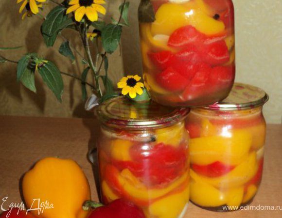 Перец выложить в ошпаренные  кипятком банки, чередуя с пластинками чеснока, залить кипящим маринадом, чтобы покрывал перец на 1см, закатать металлическими крышками, укутать ( или простерилизовать 10мин, закатать металлическими крышками и охладить).