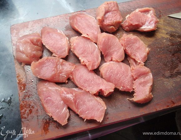 Мясо помыть, отрезать все лишнее, нарезать на биточке примерно 1,5-2 см в толщину. Не солить, не отбивать. У меня вышло 14 кусочков, как раз на 7 башенок.