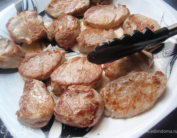 Обжарить на очень хорошо разогретой сковороде с добавлением масла до золотистой корочки с обоих сторон. Примерно по 3-5 минут. Желательно переворачивать не вилкой, а лопаточкой или мягкими щипцами, так чтобы не выходил сок. Сверху посолить и поперчить по вкусу каждый кусочек.
