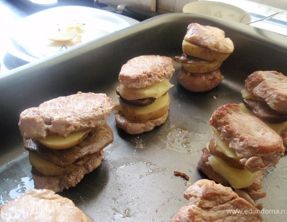На биточек с картофелем выкладываем по шляпке от гриба и сверху накрываем другим биточком с картофелем.