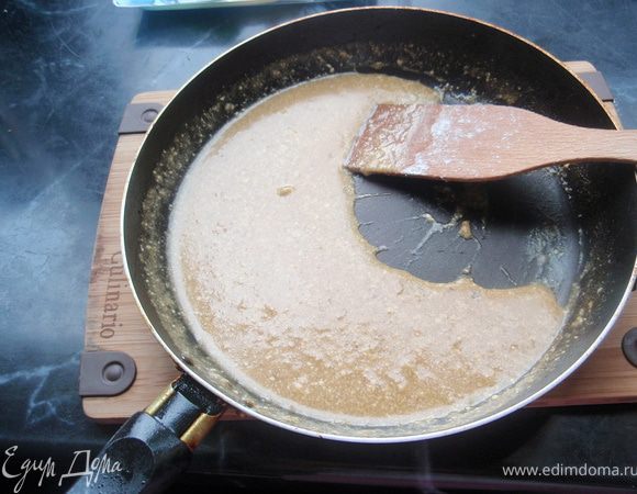 Приготовим соус. Для этого нагреем в сковороде один половник грибного бульона. Постоянно помешивая добавим 2 ст.л. сметаны и аккуратно введем муку.  Держим на плите до загустения, минуты 3. 