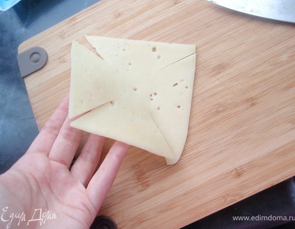 Ломтик сыра надрежем в углах с 4ех сторон. Как на фото. Это для того, чтобы сыр обволакивал всю башенку.