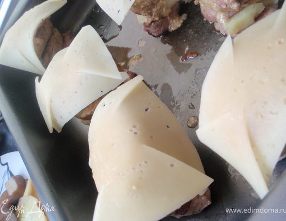 Накроем сыром башенки, можно немного прижать сыр к краям. В центр вставить зубочистку, проткнув все слоя, тогда башенка не распадется. И ставим в сильно разогретую до 240-250 градусов духовку на режим с обдувом. Запекаем примерно 7-10 минут, до образования легкого румянца на сыре. При необходимости можно добавить немного воды или грибного бульона. 