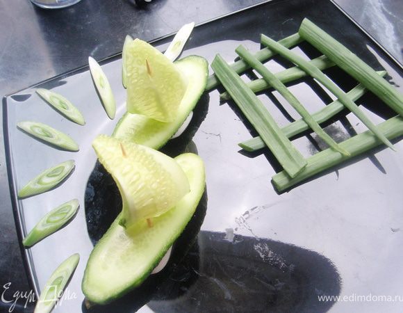 Тем временем я украсила тарелку. Один огурец разрезала на пополам, из другого нарезала тонкие ломтики для паруса. Закрепила паруса с помощью зубочисток. 