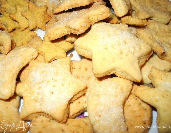 Сметану смешать с сахаром, солью, добавить соду и 3 столовые ложки муки, хорошенько размешать,  добавить яйцо и, вмешивая понемногу, остальную муку, чтобы получилось мягкое тесто. На разделочную доску насыпать 2-3 ложки муки, отделить часть теста и раскатать лепешку толщиной 1 см. Взять ваши любимые формочки и вырезать фигурки. У меня дожидались своего "звездного часа" звездочки. Выпекать 15 минут при температуре 180 градусов до легкого подрумянивания.