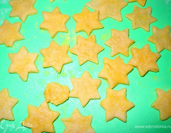 Вторую часть теста я раскатывала на кукурузной муке и сделала пласт потоньше. Звездочки получились хрустященькими.
Так что спасибо Оксанке за идею, в следующий раз обязательно испеку пышки-шулыки точно по рецепту;))