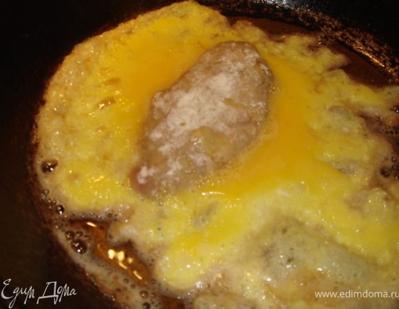 Вам нужна сковорода небольшая. В раскаленную маслом сковороду, аккуратно выливаем содержимое тарелки. Ваша котлета должна быть по середине.Обжариваем с двух сторон, на небольшом огне, все время прижимая котлету. У вас получится омлет, а по середине нее котлета.