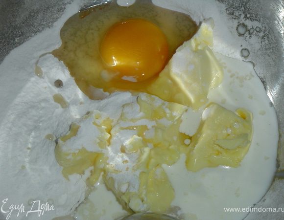 Сливочное масло комнатной температуры, сахарную пудру, просеянную муку, яйцо, сливки - смешать и замесить тесто, убрать в холодильник на пол часа. 