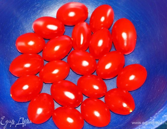 Моем и чистим наши овощи.
Помидорки режем на половинки.
