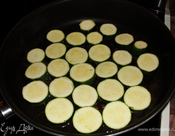 Цукини режем кружочками и обжариваем на оливковом масле с двух сторон.
После обжарки разрезаем наши кружочки на половинки.