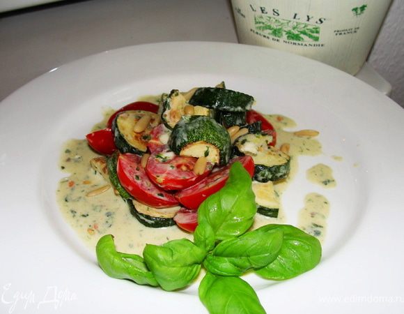 Смешиваем для дрессинга сметанку, йогурт, несколько капелек лимонного сока, перец и соль.
Заправляем салат, украшаем базиликом, петрушкой и кедровыми орешками.
Сметану можно заменить йогуртом,  который придаст легкости, со сметанкой салат получает насыщенный вкус.  
Приятного аппетита!