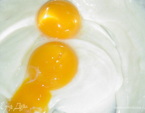 Сахарную пудру, творожный сыр, желтки смешиваем до однородной массы.