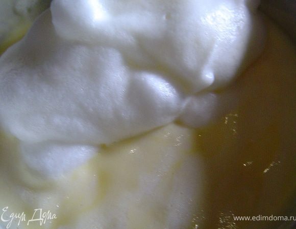 Белки взбиваем до устойчивых пиков и осторожно подмешиваем к творожно-желтковой массе,