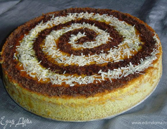 Украшаем тертым шоколадом, черным и белым.