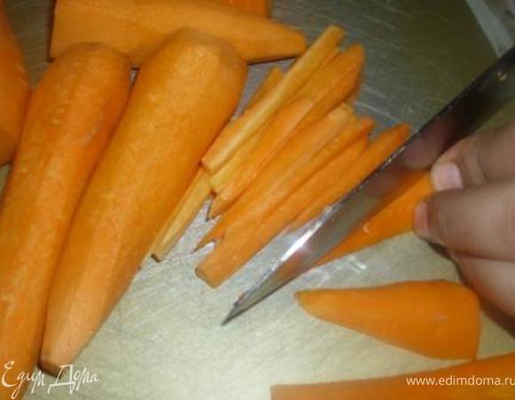 Лук порезать полукольцами, морковку-крупной соломкой. Чеснок очистить от верхнего слоя шелухи и удалить корешки.