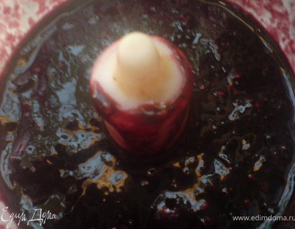 сухие чистые ягоды измельчить в блендере или процессоре,перетереть через сито,освободив от косточек