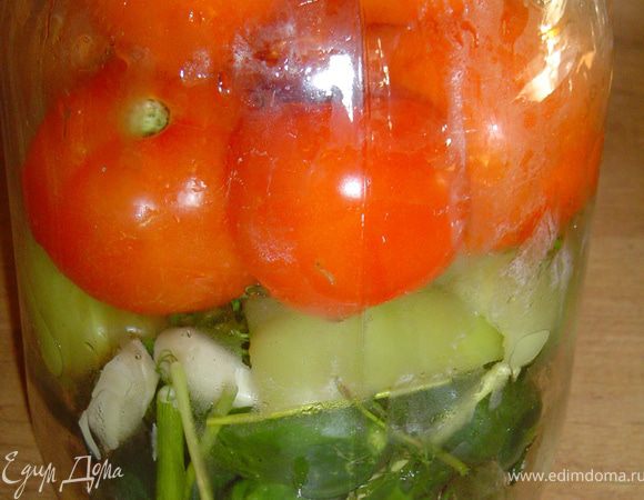 Рецепт очень простой, но овощи получаются отменные.
Начинаем со стерилизации банок и крышек. Затем приступаем к овощам. Тщательно моем помидоры, огурцы, перец(у перца удаляем сердцевину и разрезаем его пополам) и обсушиваем. На дно банки кладем специи(по вкусу), сверху укладываем слоями огурцы, перец, помидоры, а сверху опять специи. В банку заливаем кипяток, накрываем банку крышкой и оставляем на 15 минут. Затем сливаем воду в кастрюлю, добавляем сахар и кипятим. В банку насыпаем соль, заливаем кипящим раствором, оставив место для уксуса, и под крышку выливаем уксус, закатываем, ставим бутыль на крышку, укутываем и оставляем на 10-12 часов.