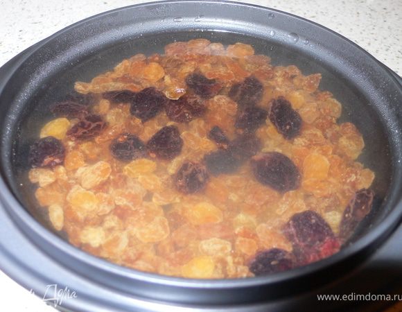 Залить изюм горячей водой