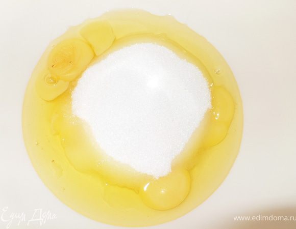 Яйца взбить с сахаром
