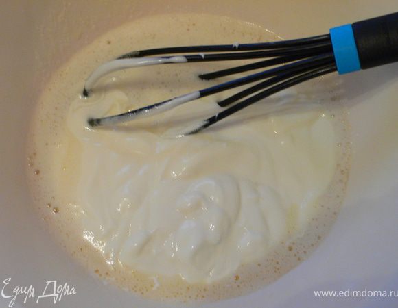 Добавляем сметану и перемешиваем
