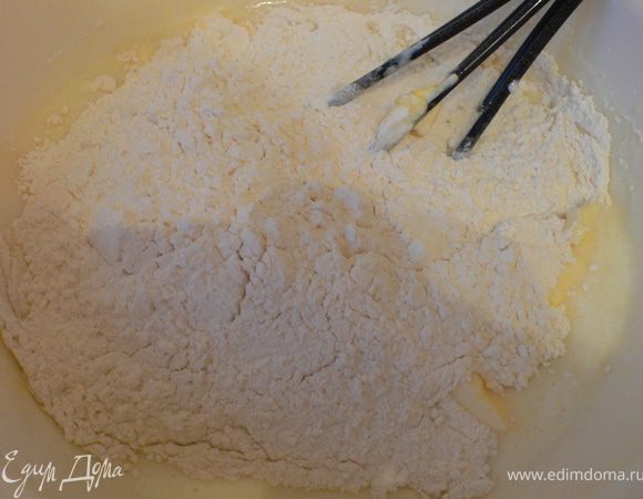 Смешать муку с разрыхлителем и добавить в получившуюся массу, всё перемешать.