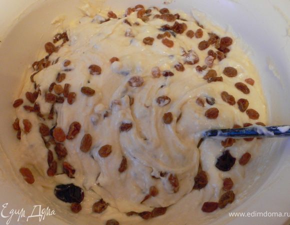 Добавить изюм и снова перемешать