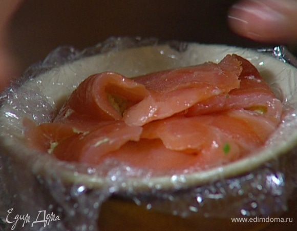 Наполнить формочки начинкой и закрыть их сверху краями семги и пленкой. Поставить на час в холодильник. 