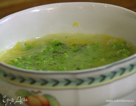 В глубокую тарелку влить 1 половник бульона с луком, выложить несколько ложек горохового пюре, а сверху — кусочек семги. 