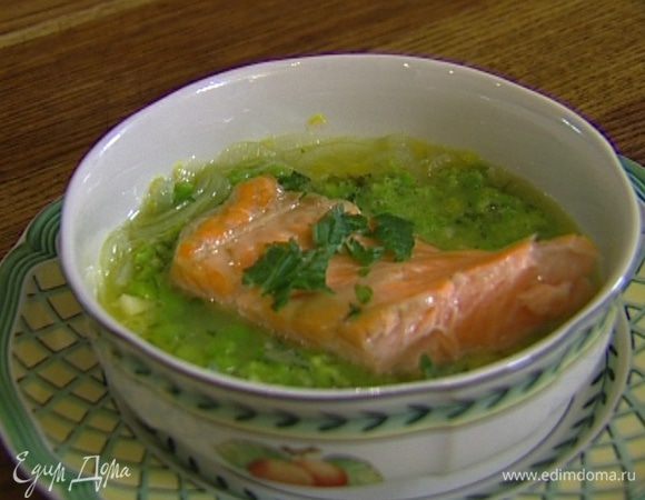 Присыпать свежей мятой, слегка посолить и поперчить.