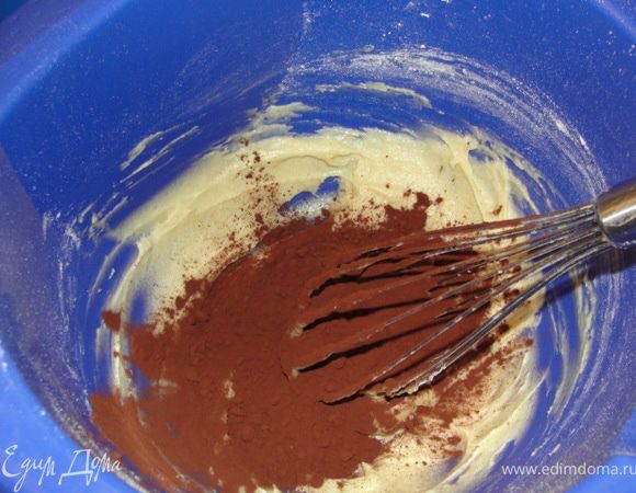 Духовку разогреть до 190 градусов.
Мягкое сливочное масло и сахар взбить. Добавить яйцо и перемешать. Венчиком вмешать муку, разрыхлитель, какао, тщательно вымешать и добавить 1 ст.л. молока. Тесто готово.