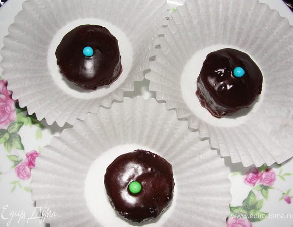 После выпечки я обрезала края у моих кривых маффинок. Собрала обрезки, слепила 2 конфетки. Остальные вырезала в виде конфеток, их получилось 8. Итого 10 штучек, а если делать в маленьких формочках, то выход 20 штучек.
