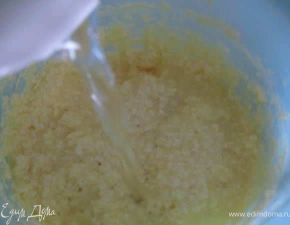 Маргарин взбить с сахаром, добавить яйца, взбить.Влить в массу сок ананаса, положить соду.Просеять муку, взбить тесто до гладкой кремовой массы.