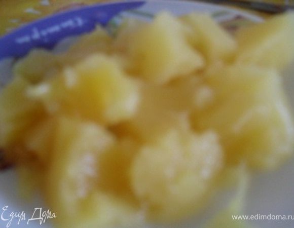 Ананасы порезать на небольшие кусочки.