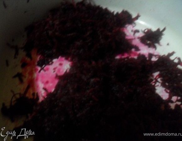 Свёклу измельчить с помощью блендера или мелкой терки.