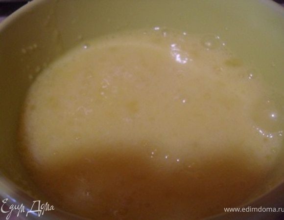 Шоколад растопить на водяной бане или в микроволновке.
Яйца, сахар и растительное масло взбить в большой миске с помощью миксера, на высокой скорости в течении 3 мин., сахар должен полностью раствориться, а масса стать светлой и однородной.