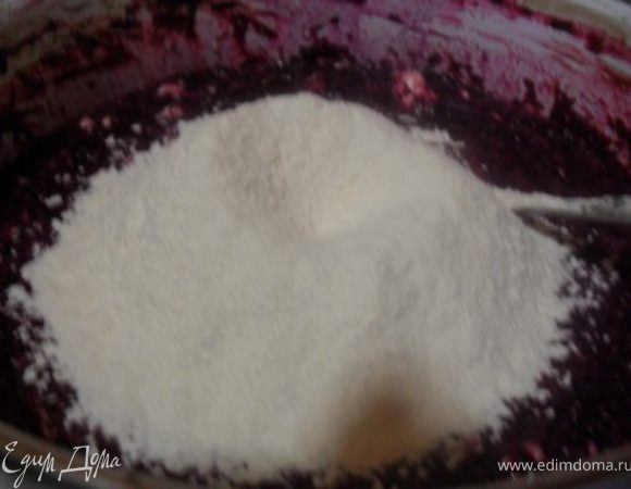 Добавить в массу муку, соду, ванилин, свеклу, растопленный шоколад.Тщательно перемешать.