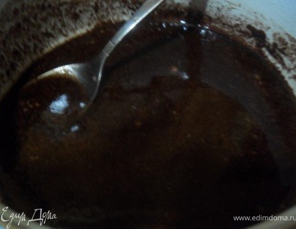 Приготовить глазурь. Шоколад растопить на водяной бане или в микроволновке. Сметану комнатной температуры взбить с сахарной пудрой, добавить слегка остывший растопленный шоколад и снова взбить.