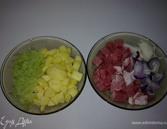 Для начинки мелко нарежте мясо и лук,картофель кубиками а редьку потрите на крупной тёрке.