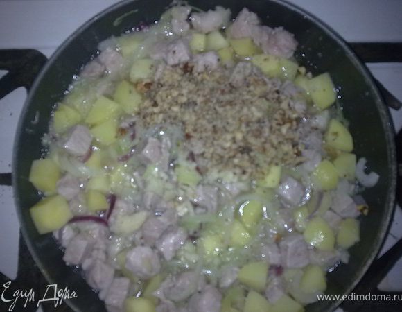 Потушите Мясо с луком на растительном масле 5 мин, добавьте картфель, редьку,в конце и измельчённый грецкий орех и чеснок. Посолите добатьте специи на ваш вкус.