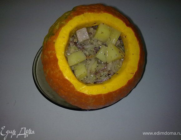 Заполните тыкву начинкой, добавьте немного воды