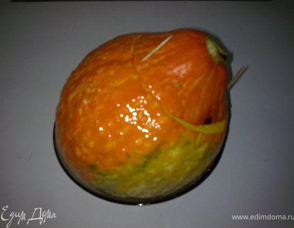 Затем закройте срезанной "крышечкой"(я прикалола её зубочистками чтоб не съехала. Смажьте тыкву растительным масломи и в разогретую 150-180 градусов  духовку.У меня по времени вышло на 1 час. 