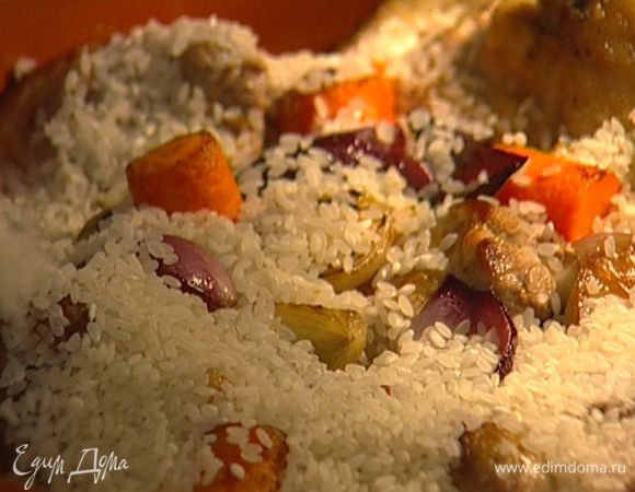 Снять фольгу, всыпать рис, снизить температуру до 180ºС и доводить до готовности в течение часа.