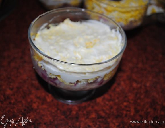 затем тертое яйцо и опять майонез