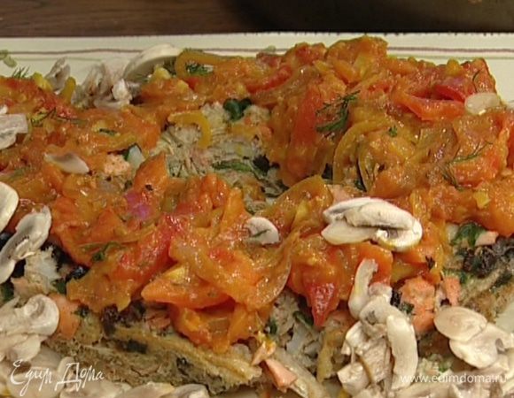 Выложить пирог на большое блюдо, полить соусом, посыпать оставшимся укропом, измельченным руками. Подавать пирог с шампиньонами.