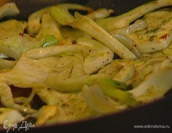 Разогреть в большой сковороде 1 ст. ложку оливкового масла, выложить нарезанный фенхель вместе с зеленью, посолить, поперчить и, помешивая, обжаривать до легкого золотистого цвета, затем переложить на блюдо.